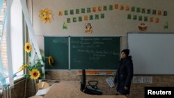 Архівне фото: Директриса місцевої школи в класі, пошкодженому обстрілами, Бишів, Україна, травень 2022 року. REUTERS/Томас Петер