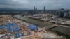 资料照：鸟瞰连接中国深圳与香港落马洲的一座桥梁。（2022年3月11日）