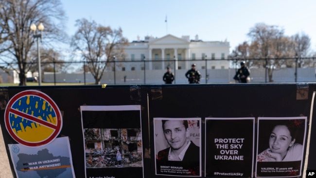 Das Foto des ermordeten Journalisten Brent Renaud erscheint auf dem Zaun um das Weiße Haus bei einem Protest gegen Russlands Angriff auf die Ukraine (Washington, 13. März 2022)