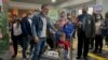 Familias de Ucranianos son recibidos en el Aeropuerto Internacional La Aurora, en Ciudad de Guatemala, en la noche del 11 de marzo de 2022. [Foto: Cortesía del Instituto Guatemalteco de Migración]