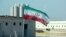 Bendera Iran berkibar di depan pembangkit listrik nuklir Bushehr dalam upacara peresmian pengoperasian reactor kedua di pembangkit tersebut, 10 November 2019. (Foto: Atta Kenare/AFP)