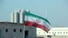 Bendera Iran di pembangkit listrik tenaga nuklir Bushehr Iran, saat peresmian dimulainya pekerjaan pembangunan reaktor kedua di fasilitas tersebut. (Foto: AFP)