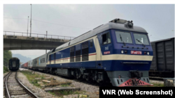 Tàu vận chuyển hàng hoá từ Việt Nam sang châu Âu xuất phát từ ga Đồng Đăng sang hướng đường sắt Trung Quốc. Ảnh: VNR.