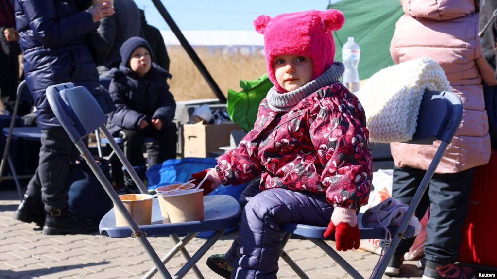两岁的乌克兰小女孩在逃离哈尔科夫的俄军战火后在波兰的一处入境路卡处吃饭。（2022年3月11日）(photo:VOA)