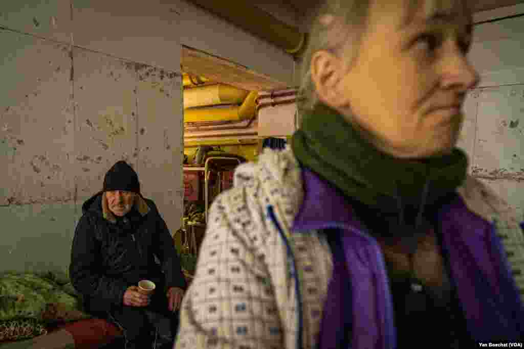 Civilians hide in a bunker close to the last position of the Ukrainian army. Most of them don&#39;t want to leave their homes, even though the Russian troops are just few hundred meters from here. Irpin, Ukraine, March 12, 2022. (Yan Boechat/VOA)