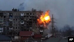 지난 11일 우크라이나 남동부 항구도시 마리우폴 시내 아파트에 포격 직후 화염이 치솟고 있다.