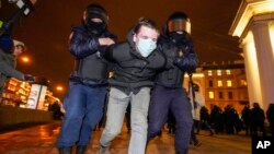 Arhiva - Policija privodi demonstranta tokom napada Rusije na Ukrajinu, u Sankt Peterburgu, Rusija, 2. marta 2022. 