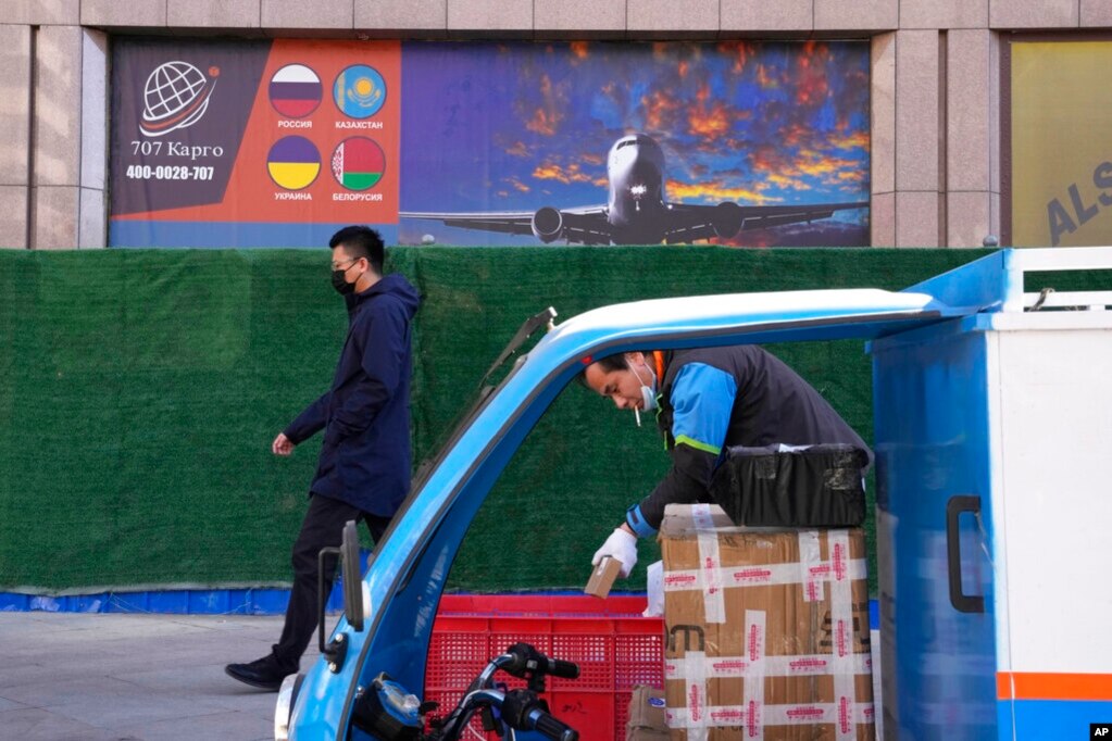 一名北京的运输工人正在准备送货（2022年2月26日）(photo:VOA)