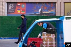 一名北京的运输工人正在准备送货（2022年2月26日）