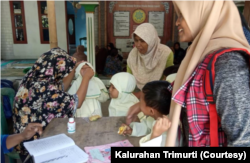 Pemberian vitamin untuk Balita di Posyandu Lopati, Kalurahan Trimurti, Bantul. (Foto: Kalurahan Trimurti)