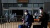 Para pendatang mengenakan masker dan pelindung wajah melewati perbatasan China-Hong Kong di Pelabuhan Teluk Shenzhen di tengah pandemi COVID-19 varian baru di Hong Kong, 14 Maret 2022. (Foto Reuters) 