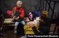 Pengungsi Ukraina yang melarikan diri dari kecamuk invasi Rusia di Lviv, Ukraina, 10 Maret 2022. (Foto: REUTERS/Pavlo Pamararchuk)