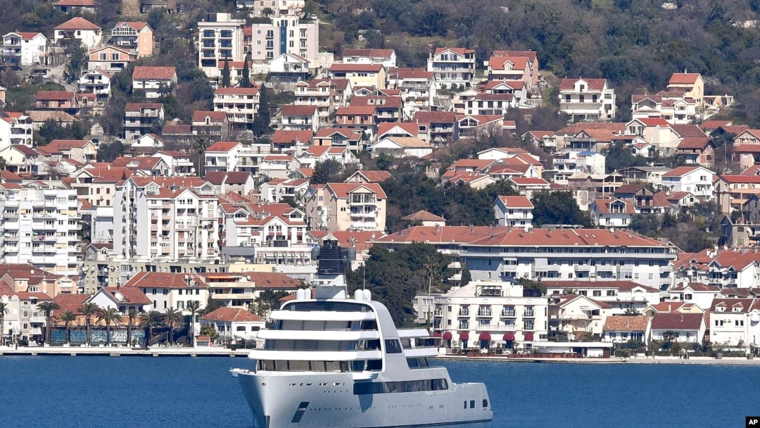 Superjahta "Solaris" ruskog oligarha Romana Abramoviča usidrena u Tivatskom zalivu, 12. marta 2022. Foto (AP/Risto Bozovic)