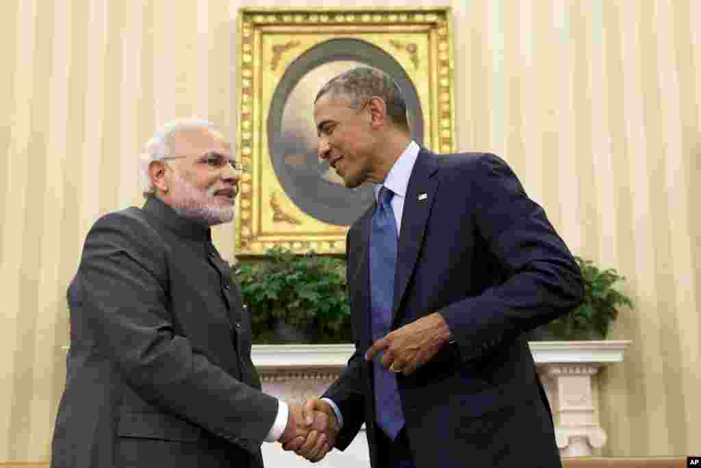President Barack Obama shakes hands with Indian Prime Minister Narendra Modi in the Oval Office of the White House, in Washington, Sept. 30, 2014. 