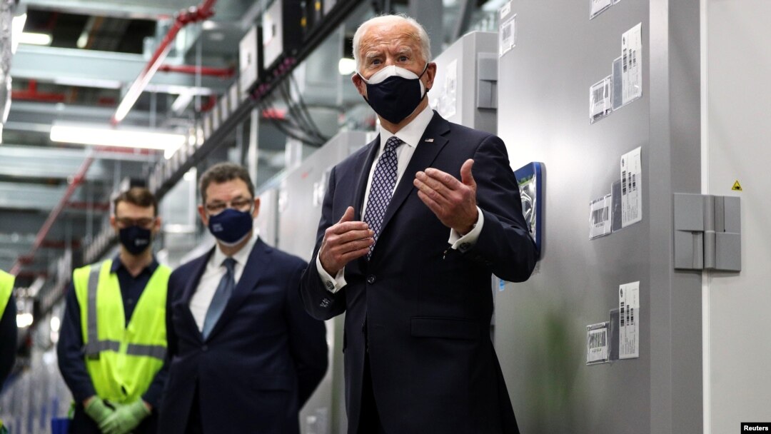 Predsednik SAD Džo Bajden tokom obilaska fabrike u kojoj se proizvodi Fajzerova vakcina, u Kalamzuu u Mičigenu 19. februara, 2021. (Foto: Reuters)