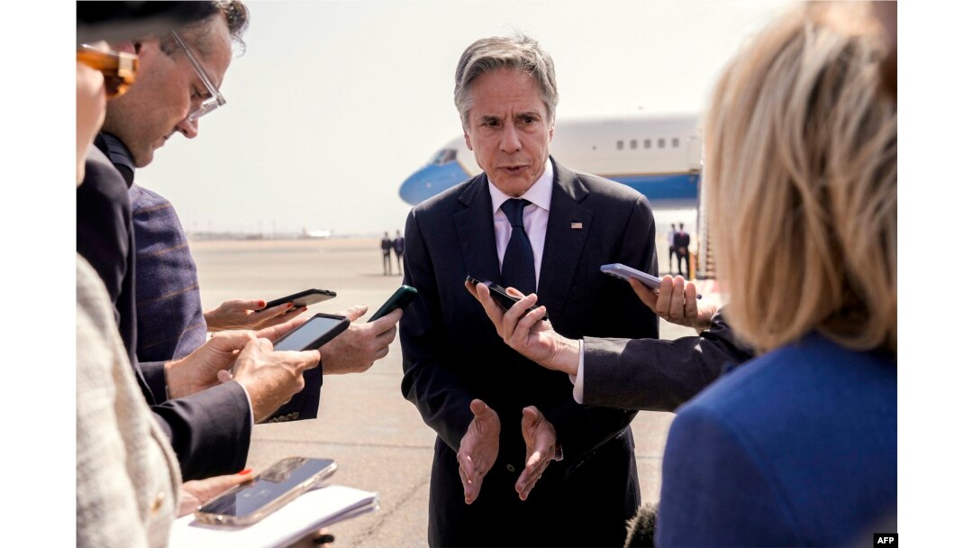 Menteri Luar Negeri AS Antony Blinken berbicara kepada wartawan usai pertemuannya dengan presiden Mesir, di bandara Kairo, pada 10 Juni 2024. (Foto: AFP)
