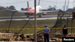 Des enquêteurs et des secours sont sur les lieux de l'accident à La Valette, Malte, le 24 octobre 2016.