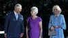 Pangeran Charles dan Camilla (kanan), disambut oleh Louise Martin, presiden Federasi Pesta Olahraga Persemakmuran, saat mereka tiba pada upacara pembukaan Pesta Olahraga Persemakmuran 2018 di Stadion Carrara di Gold Coast, Australia (foto: dok). 