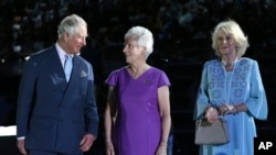 Pangeran Charles dan Camilla (kanan), disambut oleh Louise Martin, presiden Federasi Pesta Olahraga Persemakmuran, saat mereka tiba pada upacara pembukaan Pesta Olahraga Persemakmuran 2018 di Stadion Carrara di Gold Coast, Australia (foto: dok). 