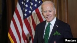 El presidente de los Estados Unidos, Joe Biden, hace comentarios en el almuerzo anual del día de San Patricio de los Amigos de Irlanda en el Capitolio de Washington DC,el 17 de marzo de 2022.