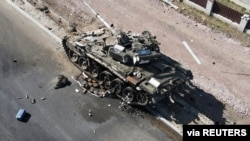 20일 우크라이나 수도 크이우(러시아명 키예프)로 향하는 최전선에 러시아군 전차가 파괴된 채 방치돼 있다. 