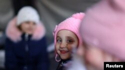 Trẻ em Ukraine trong một gia đình ở Mykolaiv tại một trại kiểm soát biên giới ở Medyka, Ba Lan, ngày 20/3/2022. 
