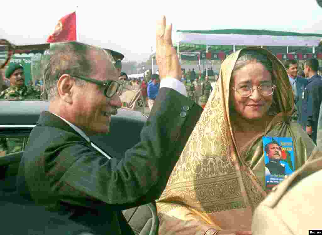 বিজয় দিবসের অনুষ্ঠানে বাংলাদেশের প্রধানমন্ত্রী শেখ হাসিনার সঙ্গে। ঢাকা, ২০০৫।