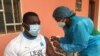 Le Curé de la paroisse Sainte Thérèse d’Ahala, reçoit une dose de vaccin contre le Covid -19 à Yaoundé, le 18 mars 2022. (VOA/Emmanuel Jules Ntap)