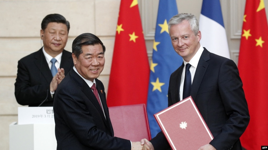 资料照：中国发改委主任何立峰与法国经济与财政部长布鲁诺·勒梅尔（右）在巴黎爱丽舍宫签署协议后，中国领导人习近平为其鼓掌。（2019年3月25日）(photo:VOA)