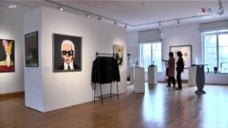 Sotheby's-ը Մյունխենում ցուցադրում է 2019 թվականի փետրվարին մահացած գերմանացի մոդելավորող Կարլ Լագերֆելդին պատկանող իրերի ընտրանին: