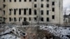 Vista del cráter de una bomba después del bombardeo ruso en el centro de Kharkiv, Ucrania, el miércoles 16 de marzo de 2022. (Foto AP/Pavel Dorogoy)