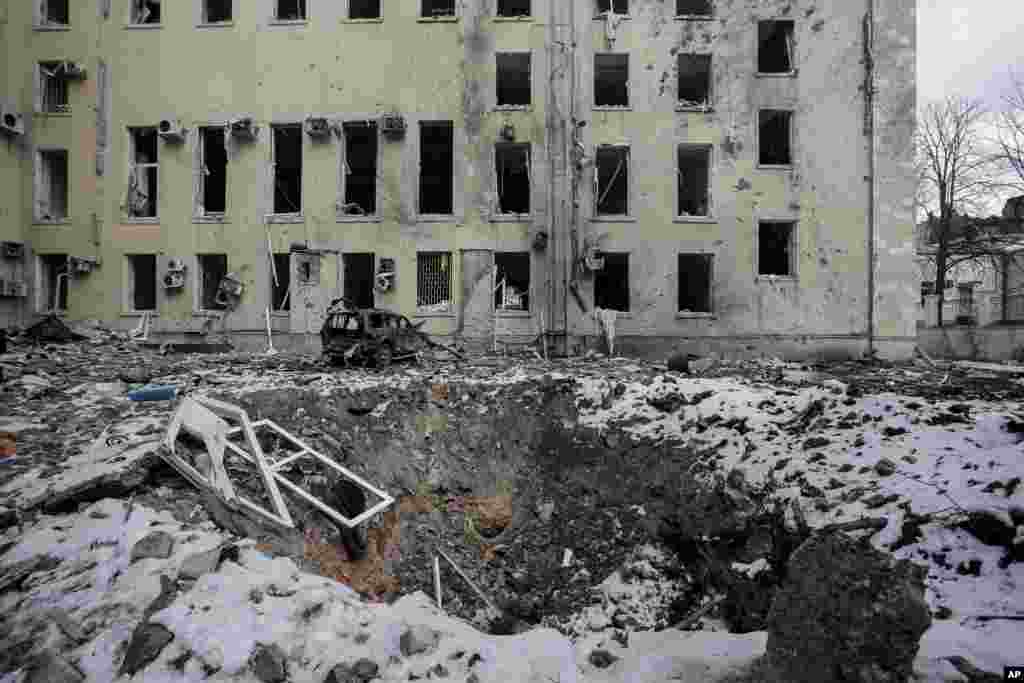 Vista del cráter de una bomba después del bombardeo ruso en el centro de Járkov, Ucrania.