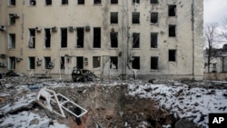 Hố bom tại trung tâm thành phố Kharkiv, Ukraine, ngày 16/3/2022.