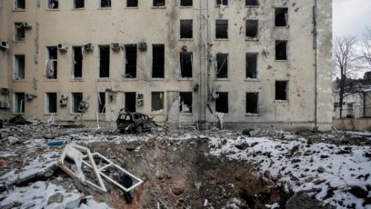 Vista del cráter de una bomba después del bombardeo ruso en el centro de Kharkiv, Ucrania, el miércoles 16 de marzo de 2022. (Foto AP/Pavel Dorogoy)