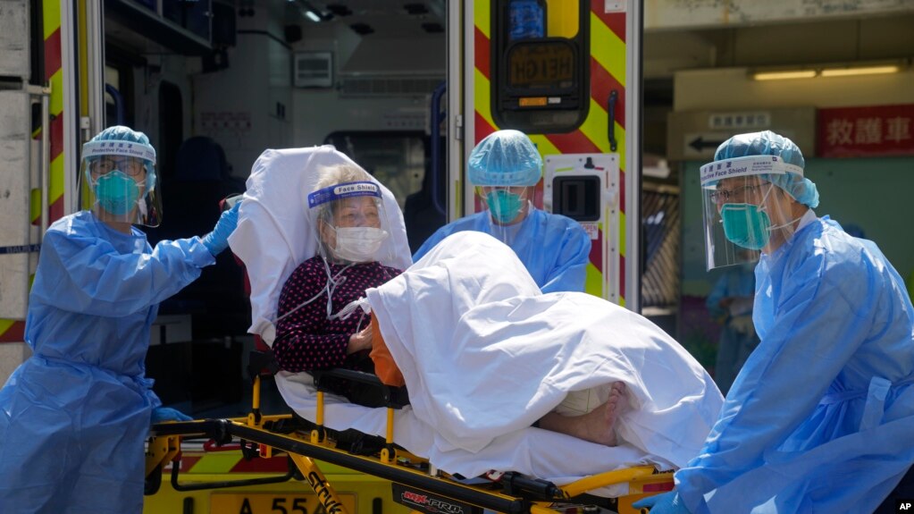 香港医护人员将一位新冠病人从救护车上抬下送入医院。（2022年3月4日）(photo:VOA)