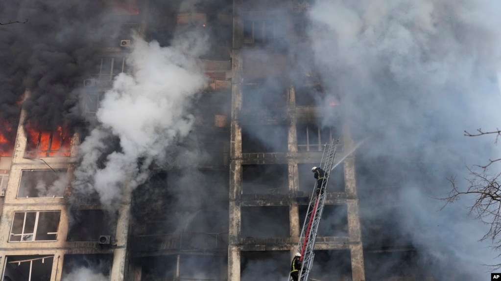 Petugas pemadam kebakaran bekerja di sebuah gedung apartemen yang rusak akibat penembakan di Kyiv, Ukraina, Selasa, 15 Maret 2022. (Foto: AP/Efrem Lukatsky)