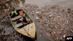 Les déchets s’entassent dans la rivière, que des plongeurs doivent nettoyer pour éviter que les turbines soient engorgées.