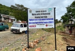Zimbabwe's government is erecting posters around the country warning citizens that COVID-19 kills and urging them to observe WHO protocols, in Chimanimani district, March 18, 2022. (Columbus Mavhunga/VOA)