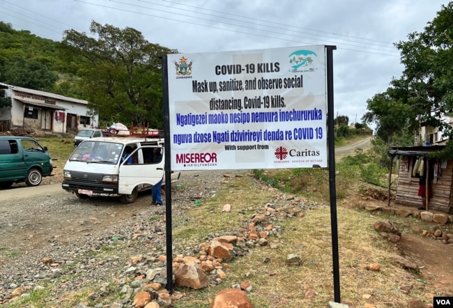 Zimbabwe's government is erecting posters around the country warning citizens that COVID-19 kills and urging them to observe WHO protocols, in Chimanimani district, March 18, 2022. (Columbus Mavhunga/VOA)