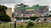 Arquivo - Imagem de outdoor mostrando o Presidente do Zimbabwe Emmerson Mnangagwa numa promoção ao seu partido Zanu-PF, apelando os cidadãos a juntarem-se ao partido. 