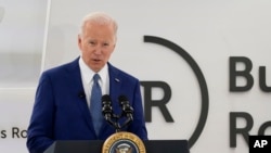 Presidenti Joe Biden, duke folur para drejtuesve të korporatave amerikane në Uashington mbi rrezikun e sulmeve kibernetike nga Rusia 