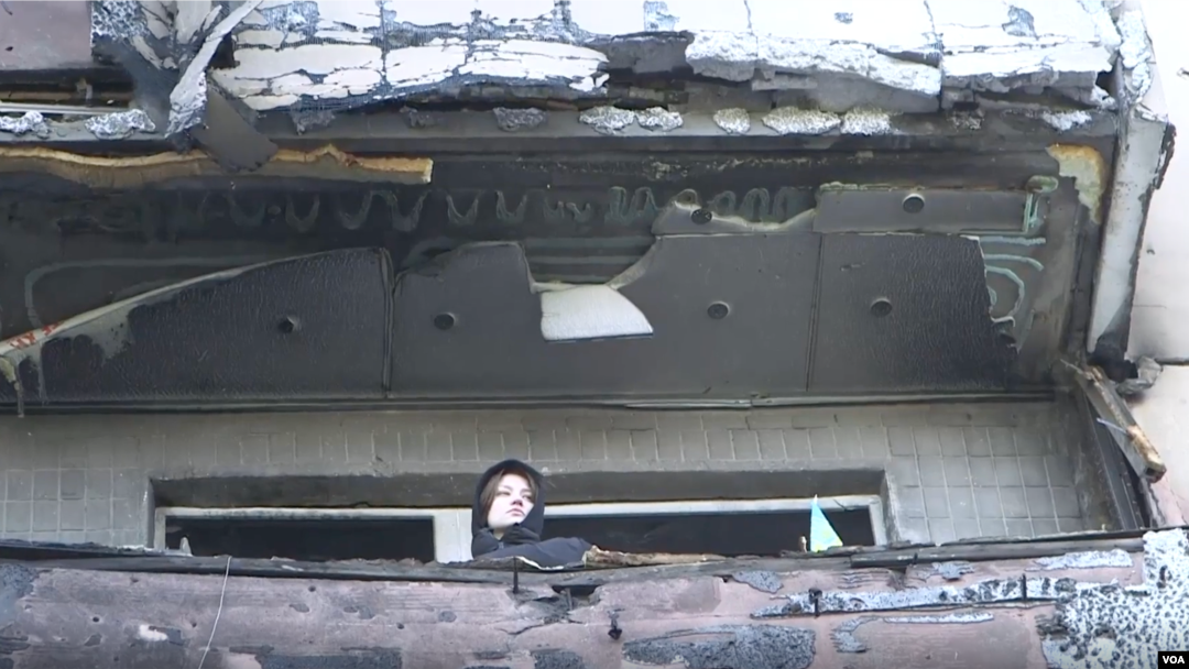El ataque ruso contra un edificio residencial de gran altura en Kiev, el 14 de marzo de 2022, dejó al menos cuatro muertos y cuantiosas pérdidas. [Imagen de video original de VOA].