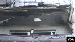 El ataque ruso contra un edificio residencial de gran altura en Kiev, el 14 de marzo de 2022, dejó al menos cuatro muertos y cuantiosas pérdidas. [Imagen de video original de VOA].