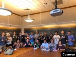 Indriyo Sukmono, pengajar bahasa Indonesia untuk penutur asing bersama murid-muridnya di Universitas Yale, New Haven, Connecticut. (Foto: koleksi pribadi).