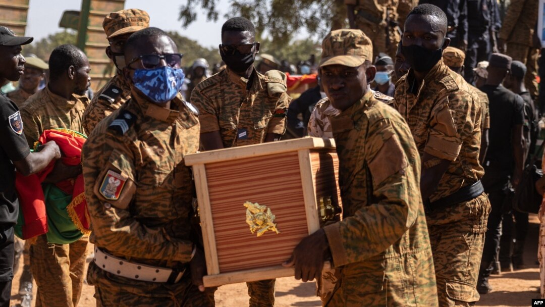 Abasirikare ba Burkina Faso batwaye isanduku irimo umurambo wa mugenzi wabo nyuma y'igitero cyagabwe kuri gendarmerie umwaka ushize
