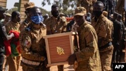 Abasirikare ba Burkina Faso batwaye isanduku irimo umurambo wa mugenzi wabo nyuma y'igitero cyagabwe kuri gendarmerie umwaka ushize