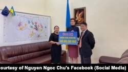 Tiến sĩ Nguyễn Ngọc Chu trao 500 triệu đồng quyên góp cho Đại sứ quán Ukraine ở Hà Nội, 22/3/2022.