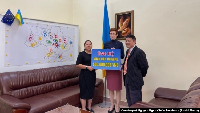 Tiến sĩ Nguyễn Ngọc Chu trao 500 triệu đồng quyên góp cho Đại sứ quán Ukraine ở Hà Nội, 22/3/2022.