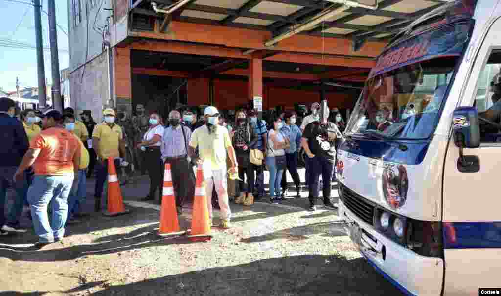 El cambio provocó aglomeraciones y molestias en algunos usuarios, pues las instituciones no lograron coordinar la salida ni el recorrido exacto que hacían los buses anteriormente.&nbsp; 