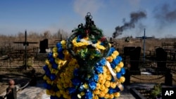 Dim od granatiranja se vidi sa groblja u Vasilkivu jugozapadno od Kijeva, 12. mart 2022.